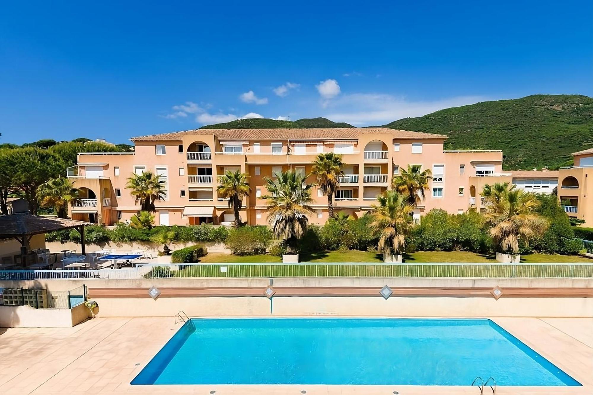Appartement Residence Santa Barbara Avec Piscine Et A 750M De La Plage 카발레르쉬르메르 외부 사진